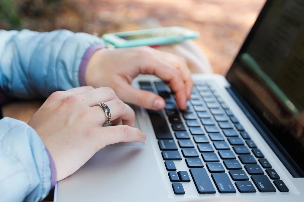 Comment maîtriser la saisie des caractères spéciaux en informatique ?